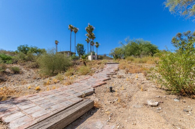 Building Photo - 5002 E Siesta Dr