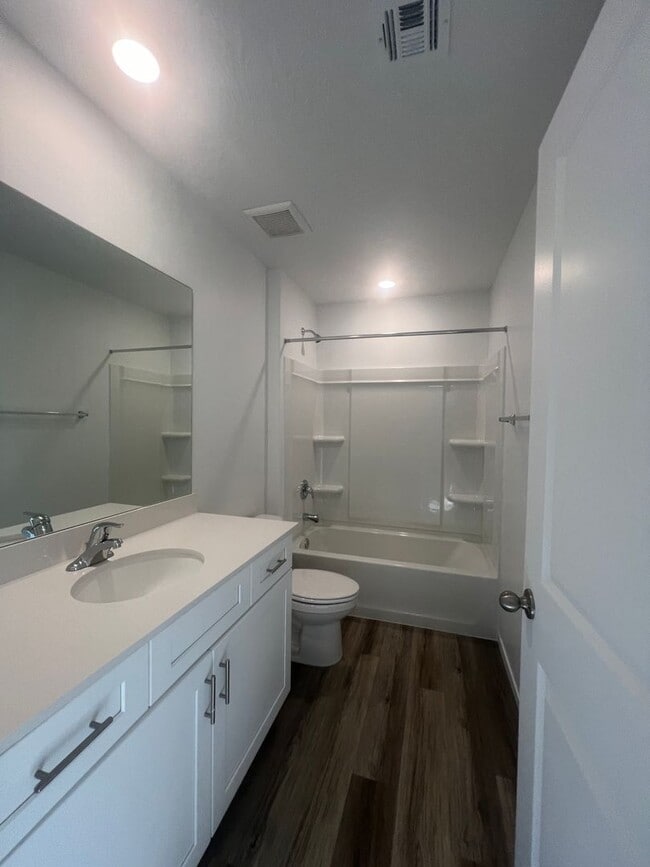 Building Photo - Beautiful spacious 3 bedroom, 2.5 bathroom house located in Cedar City!