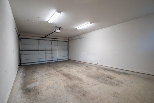 Building Photo - Stunning Modern Townhomes Newer Construction :: Henderson & Greenville Ave area