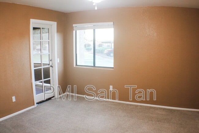 Building Photo - 2146 W Isabella Ave