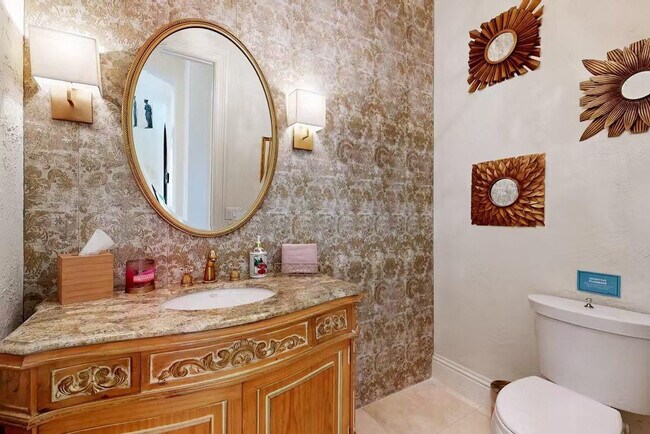 Building Photo - 3030 NE 45th St