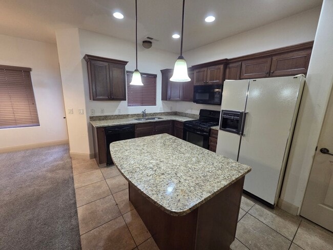 Building Photo - Shadow Ridge 3 Bedroom