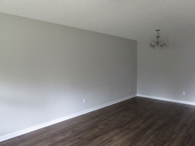 Building Photo - 1000A Mayfield Dr