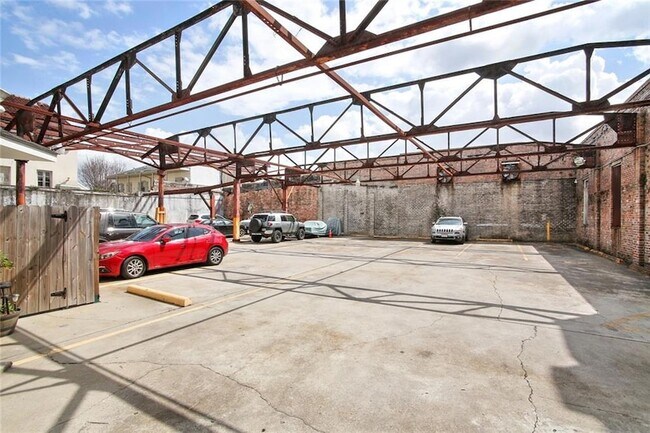 Building Photo - 1112 N Rampart St