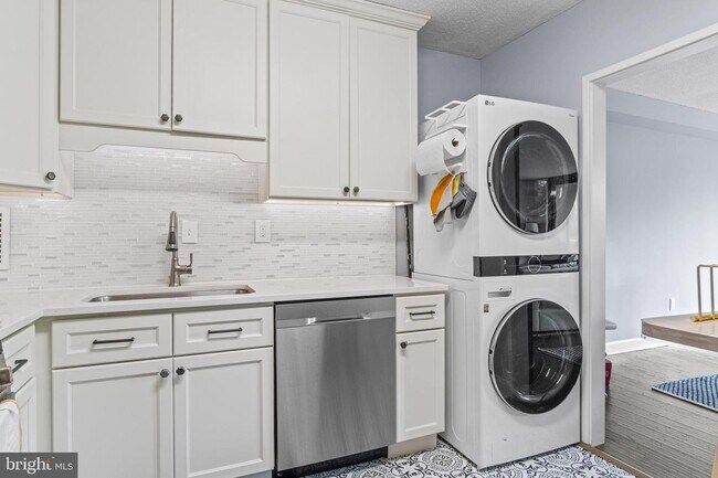 Building Photo - 3705 S George Mason Dr