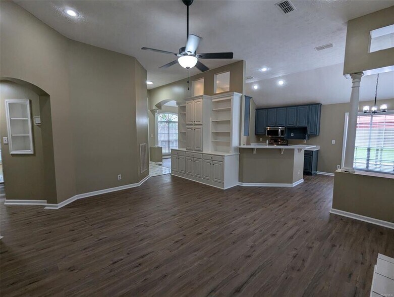 Building Photo - 7157 White Oak Ln