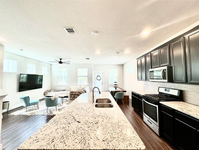 Building Photo - 7103 Silver Star Ln