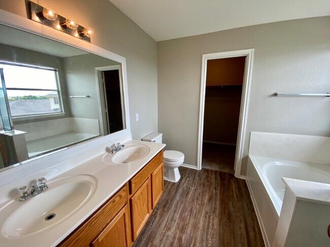 Building Photo - 17817 Majestic Elm Ln