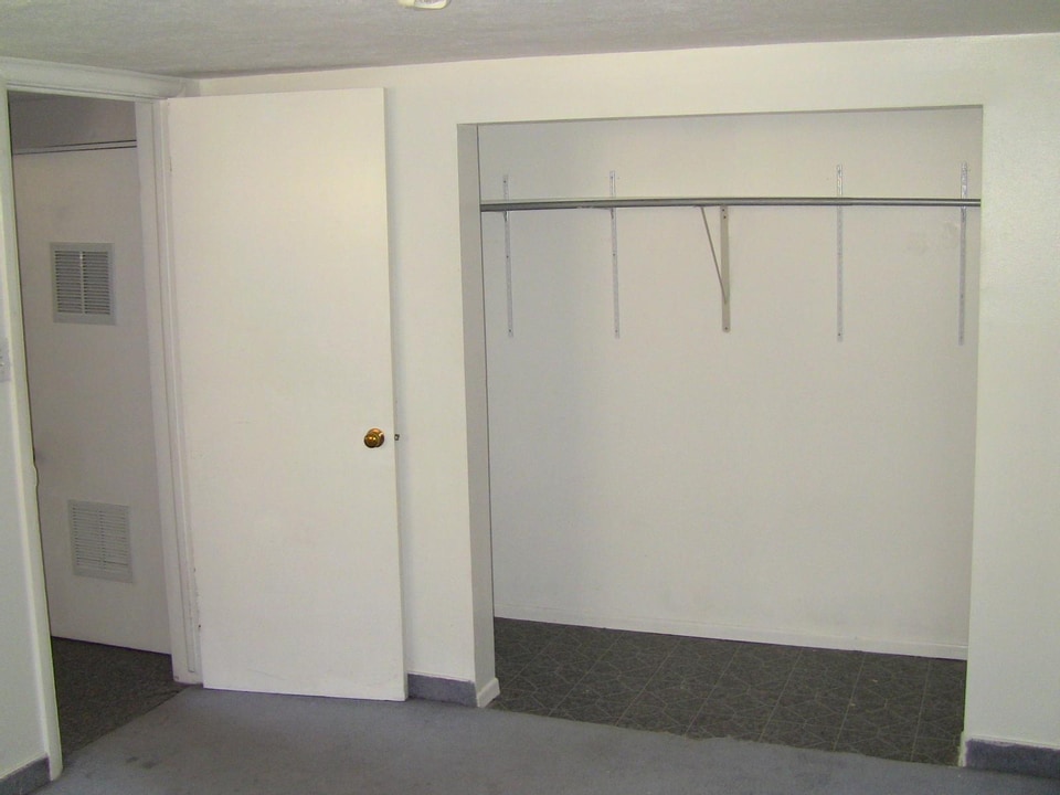 Building Photo - 642 E Browning Ave