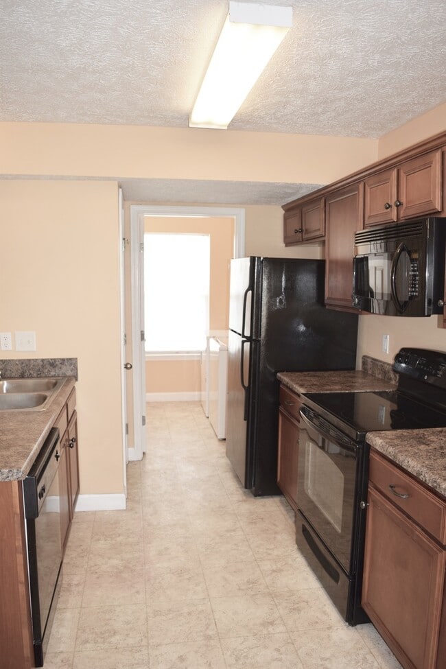 Building Photo - Wonderful 3 Bedroom 2 1/2 Bath Townhouse Now Available!
