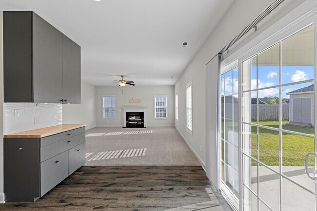 Building Photo - Large 4 bedroom in The Shores and Windpointe!
