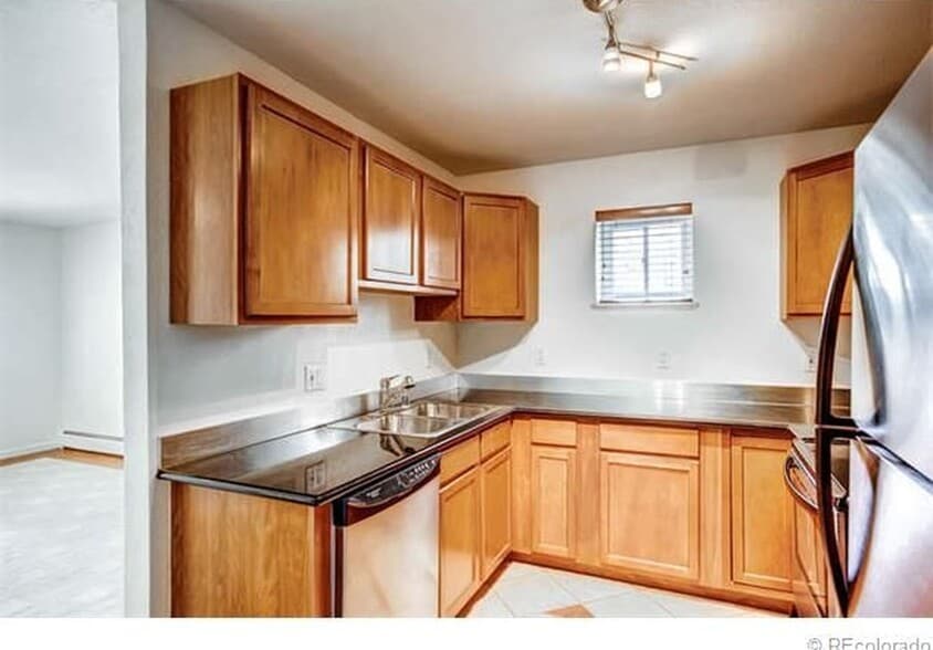 Kitchen - 1045 Clarkson St