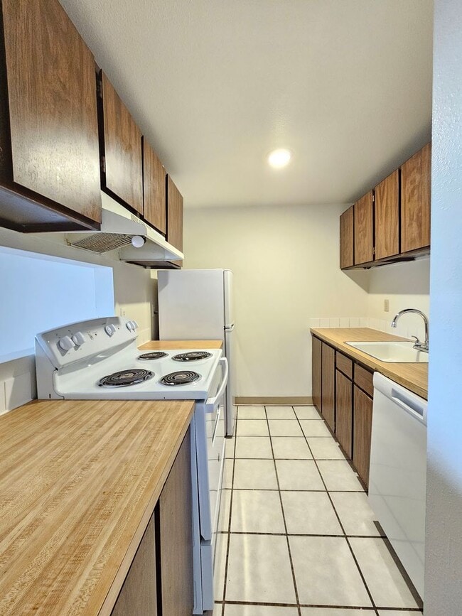 Building Photo - The Landing off Pines