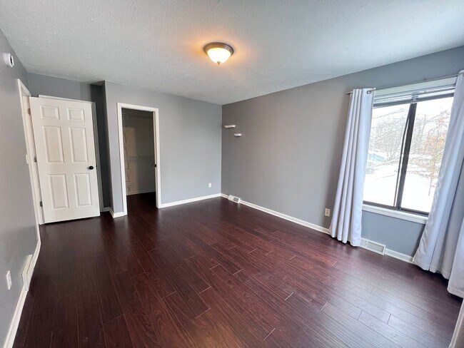 Building Photo - Single Family Home - Three Bedroom Tri-level!