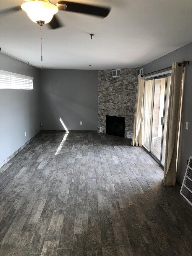 Building Photo - 2601 W Broadway Blvd