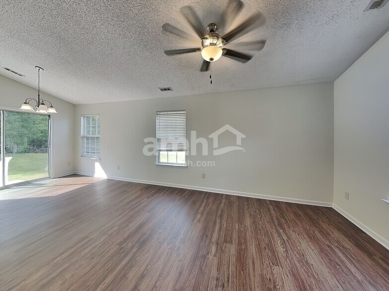 Building Photo - 15115 De Havilland Dr