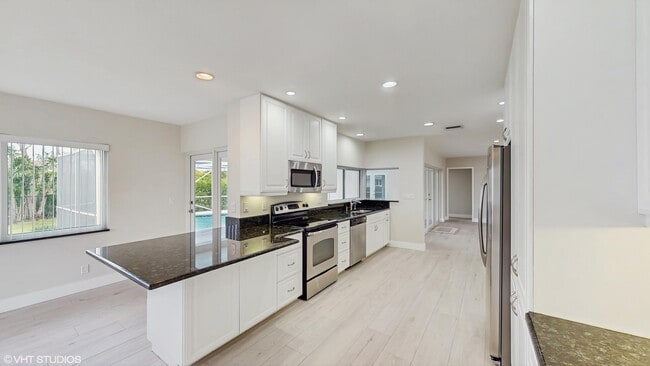 Building Photo - 221 Sudbury Dr