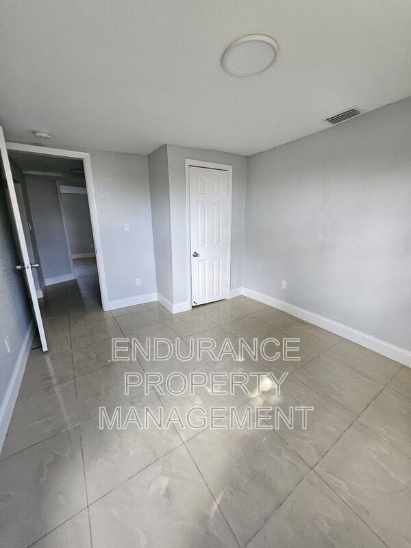 Building Photo - 809 W 5th St