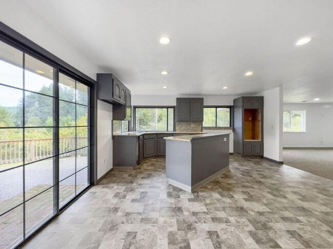 Building Photo - Spacious 4-Bedroom Home with Stunning Hilltop Views in Fortuna, CA