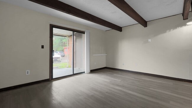 Building Photo - 1 Bedroom Townhouse Apartment