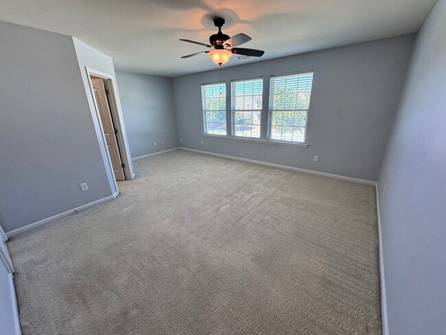 Building Photo - MOVE IN READY! 3 Bed 2.5 Bath Town Home