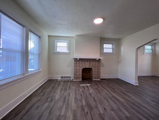 Building Photo - Updated 2BR house with Garage!