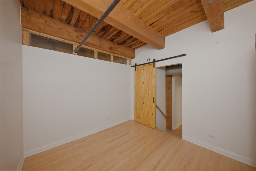 Building Photo - 1250 W Van Buren St