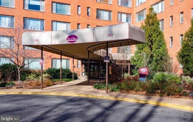 Building Photo - 1111 Arlington Blvd