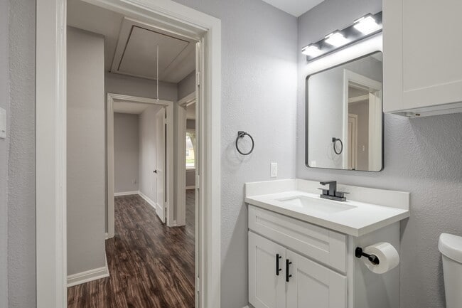 Building Photo - 513 Barkley St