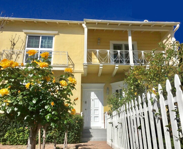 Building Exterior - 217 Poinsettia S Pl
