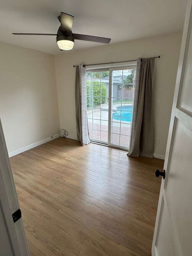 Building Photo - Beautiful 3 bedroom 2 bath Pool Home...  this one is a SHOW STOPPER