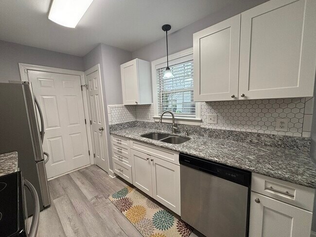 Building Photo - 20 Hollyfield Ln