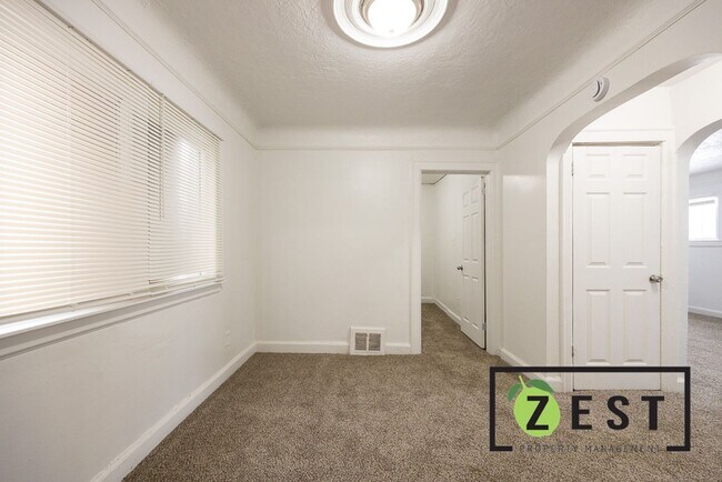 Building Photo - OPEN HOUSE- 12/23! 4PM-4:30PM! Beautiful 3 BED 1 BATH!