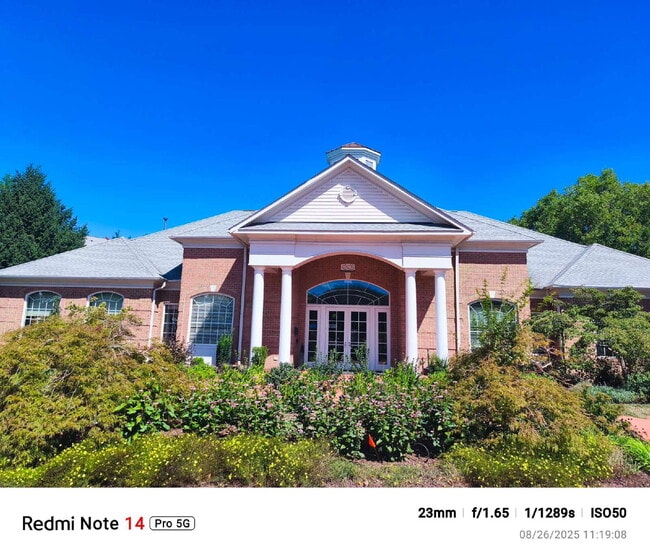 Building Photo - Vibrant Brambleton Condo Steps from Town C...