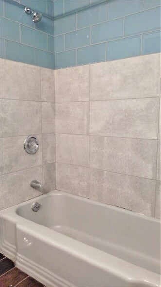 Building Photo - 5701 N Sheridan Rd