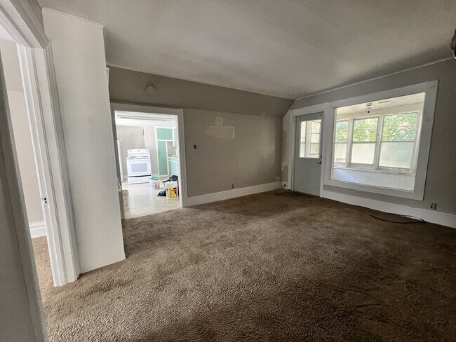 Building Photo - Center St