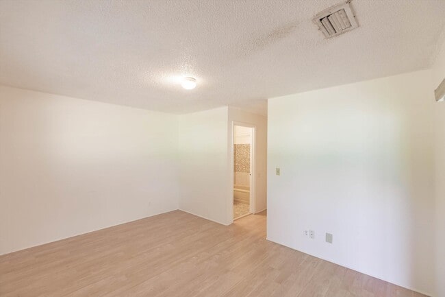 Building Photo - 5029 Rose Hill Dr