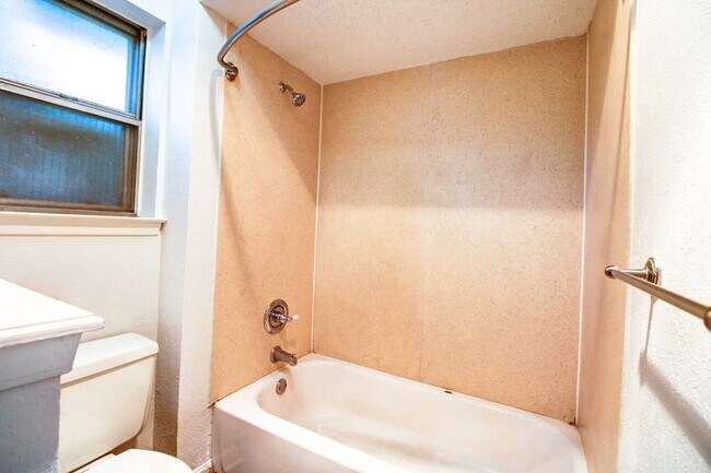Building Photo - 758 Brighton Ln