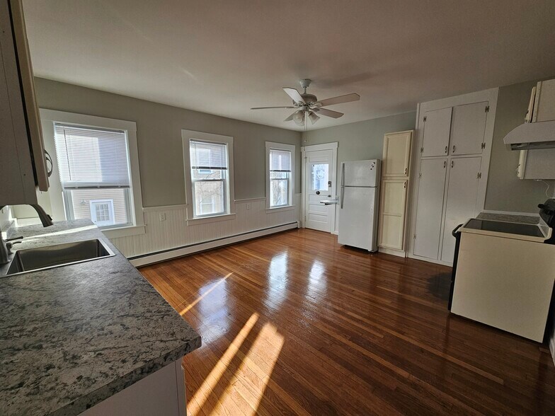 Kitchen - 7 Howland Ct