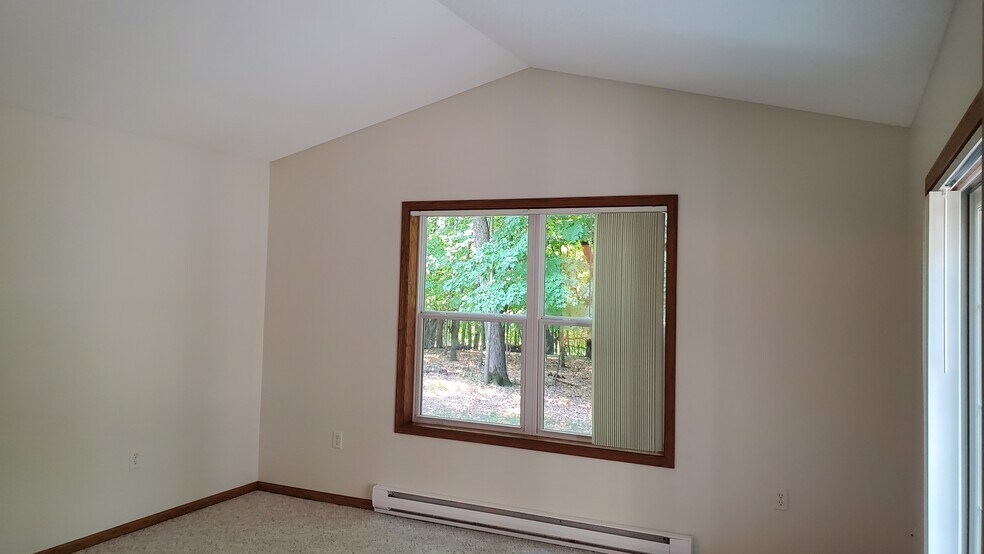 Building Photo - 335 Maple Ridge Ct