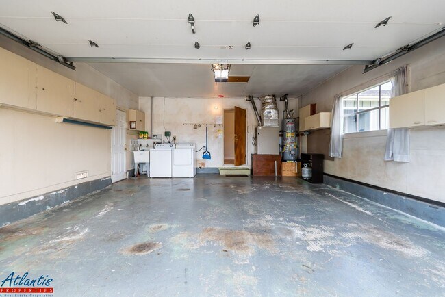 Building Photo - Lovely Home | Nice Backyard | Attached Garage