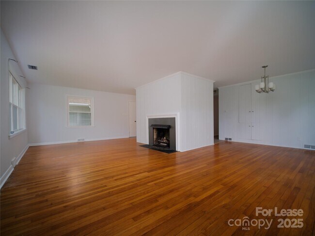 Building Photo - 1123 Lynbrook Dr