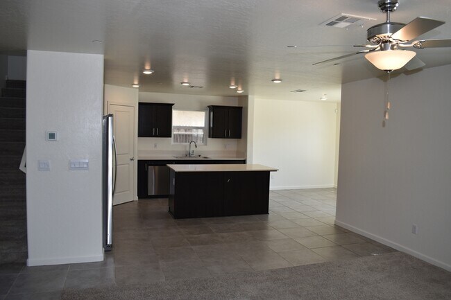 Building Photo - 698 Jessie Dr
