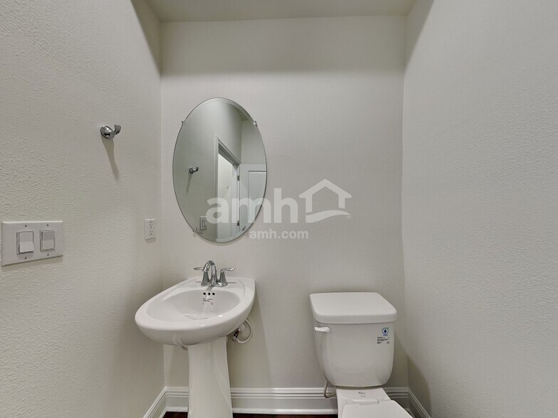 Building Photo - 27280 St Andrews Ave