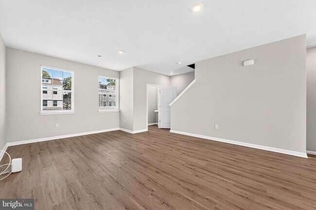 Building Photo - 157 Essex Dr