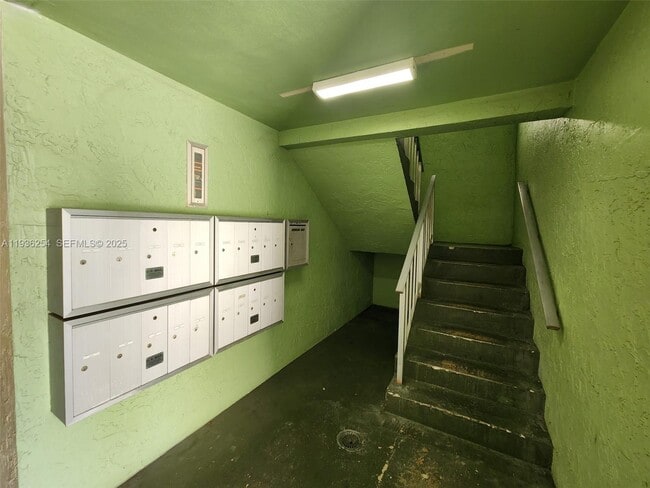 Building Photo - 609 S State Rd 7