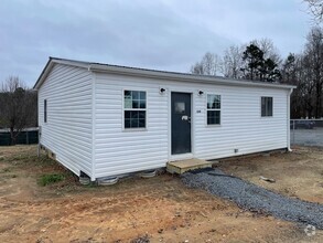 Building Photo - 2 BED, 1 BATH LOCATED ON RANDLEMAN RD