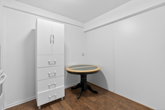 Building Photo - 1 Bedroom Condo Walking distance to UofD  Showing Friday 3/27 2:30-2:45pm