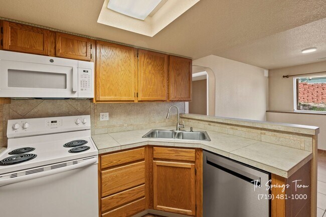 Building Photo - Spacious & Unique 3BD/2BA Townhome w/ Gara...