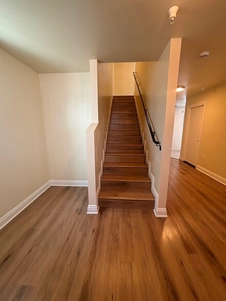 Building Photo - 846 W 78th St